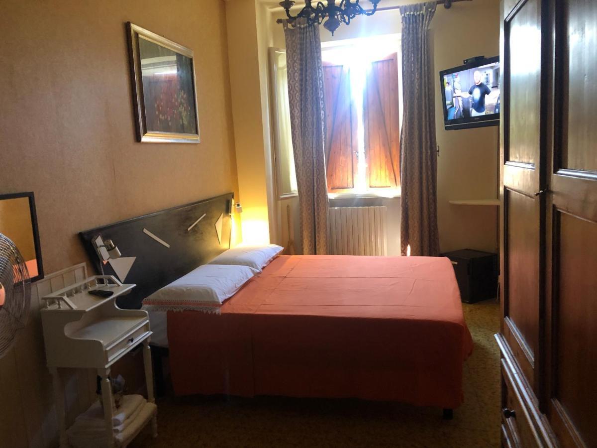 La Finestra Sul Fiume Bed & Breakfast ฟอสซอมโบรเน ภายนอก รูปภาพ
