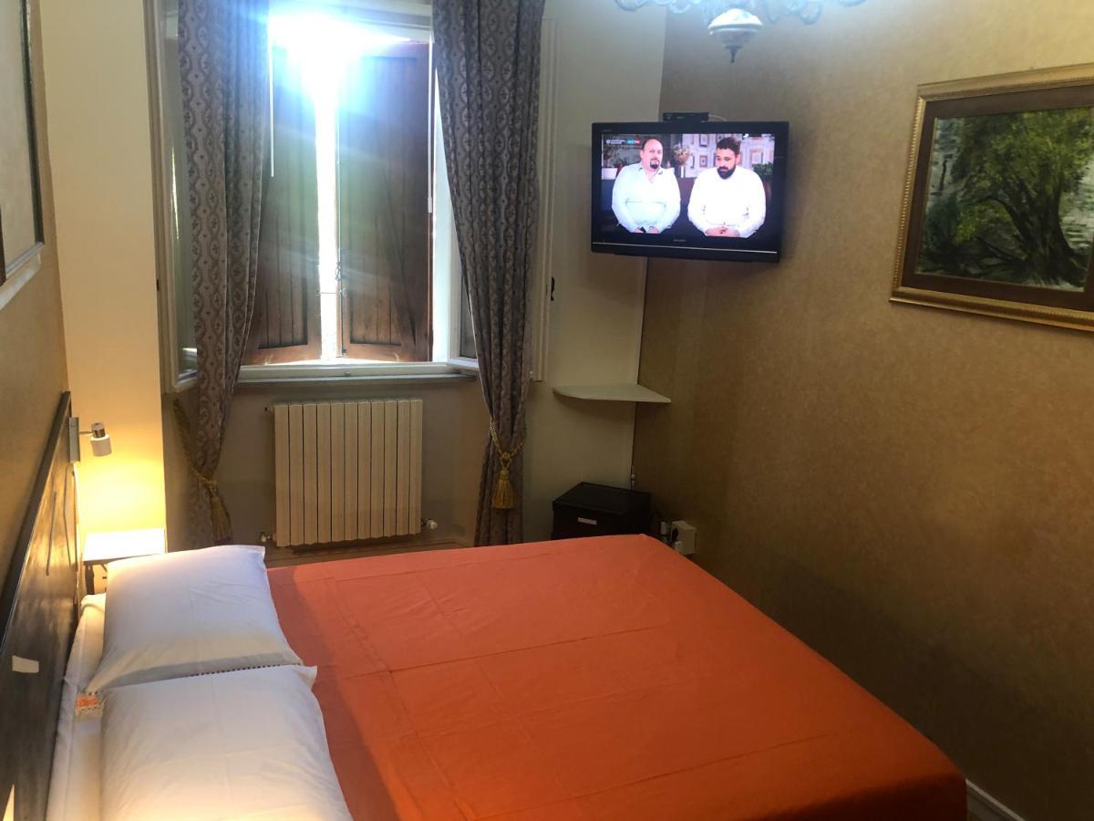 La Finestra Sul Fiume Bed & Breakfast ฟอสซอมโบรเน ภายนอก รูปภาพ