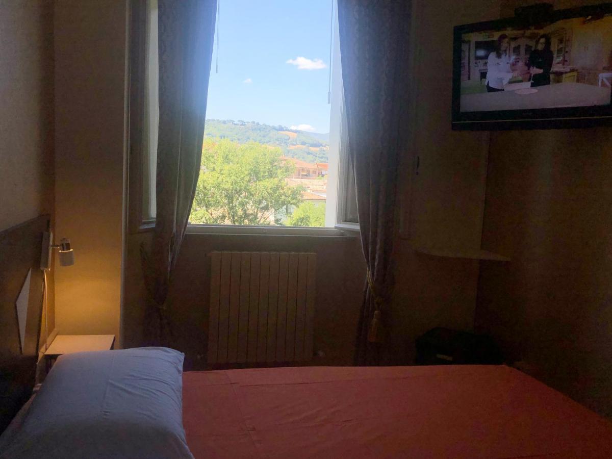 La Finestra Sul Fiume Bed & Breakfast ฟอสซอมโบรเน ภายนอก รูปภาพ