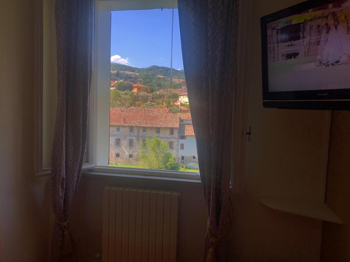 La Finestra Sul Fiume Bed & Breakfast ฟอสซอมโบรเน ภายนอก รูปภาพ