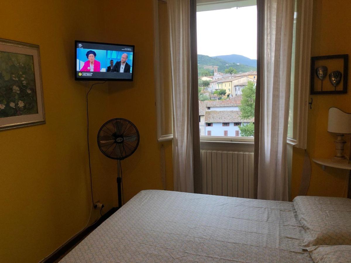 La Finestra Sul Fiume Bed & Breakfast ฟอสซอมโบรเน ภายนอก รูปภาพ