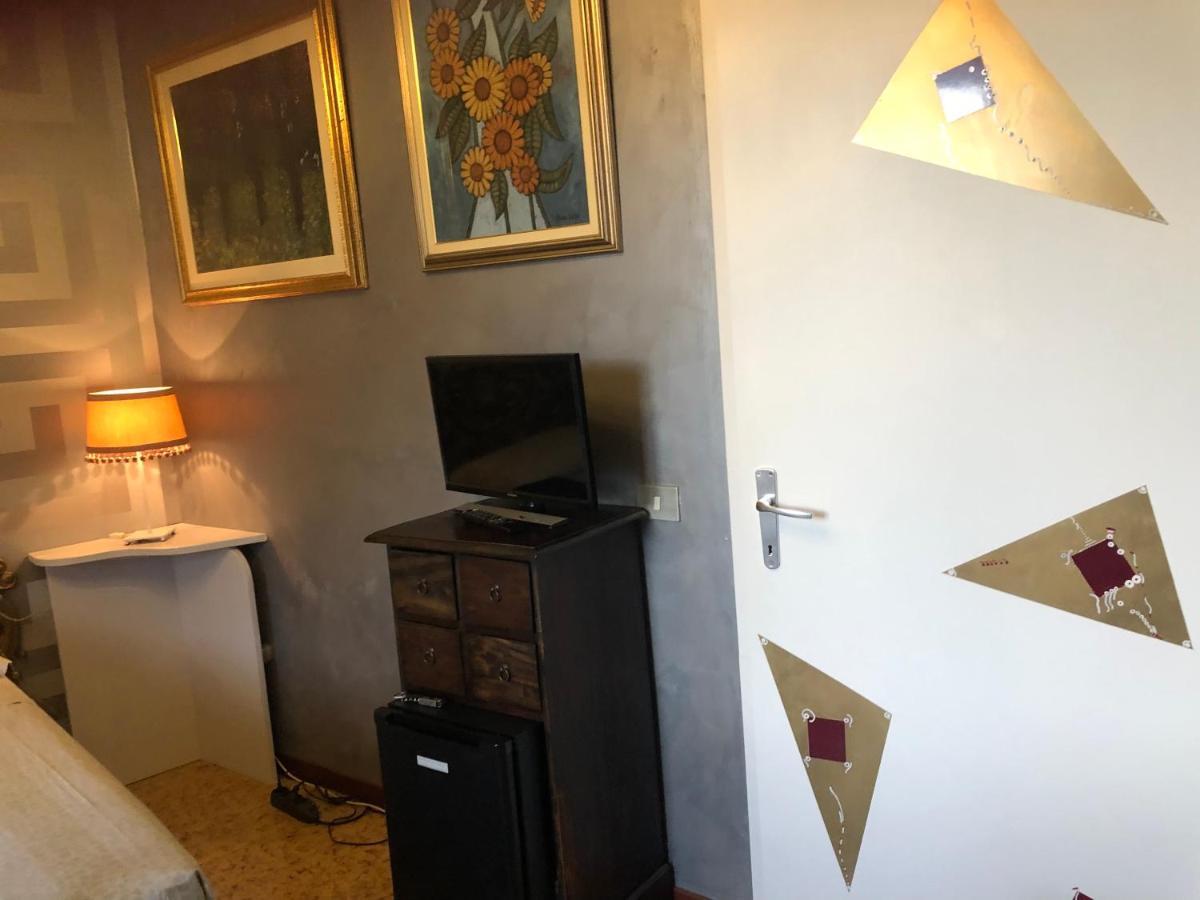 La Finestra Sul Fiume Bed & Breakfast ฟอสซอมโบรเน ภายนอก รูปภาพ
