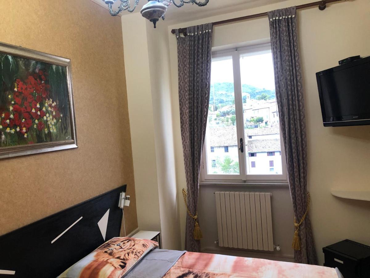 La Finestra Sul Fiume Bed & Breakfast ฟอสซอมโบรเน ภายนอก รูปภาพ