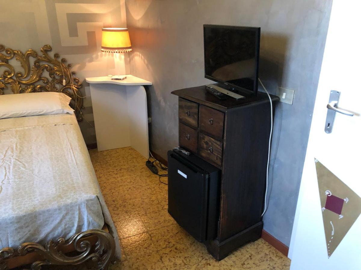 La Finestra Sul Fiume Bed & Breakfast ฟอสซอมโบรเน ภายนอก รูปภาพ