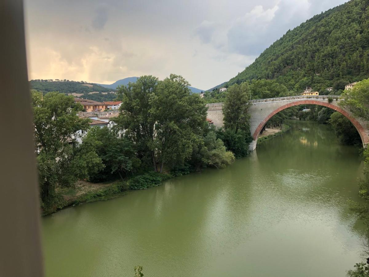 La Finestra Sul Fiume Bed & Breakfast ฟอสซอมโบรเน ภายนอก รูปภาพ
