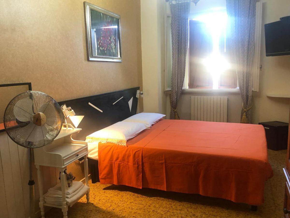 La Finestra Sul Fiume Bed & Breakfast ฟอสซอมโบรเน ภายนอก รูปภาพ