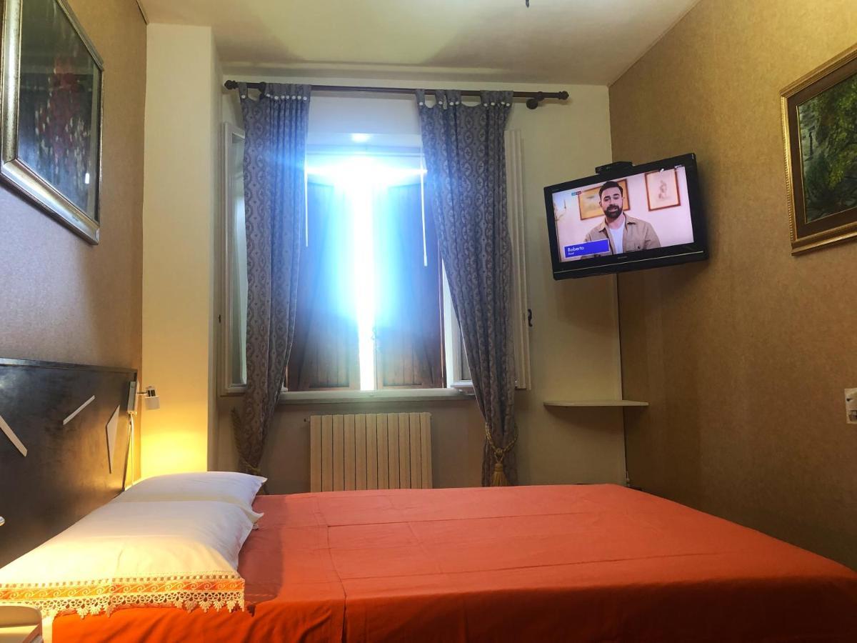 La Finestra Sul Fiume Bed & Breakfast ฟอสซอมโบรเน ภายนอก รูปภาพ