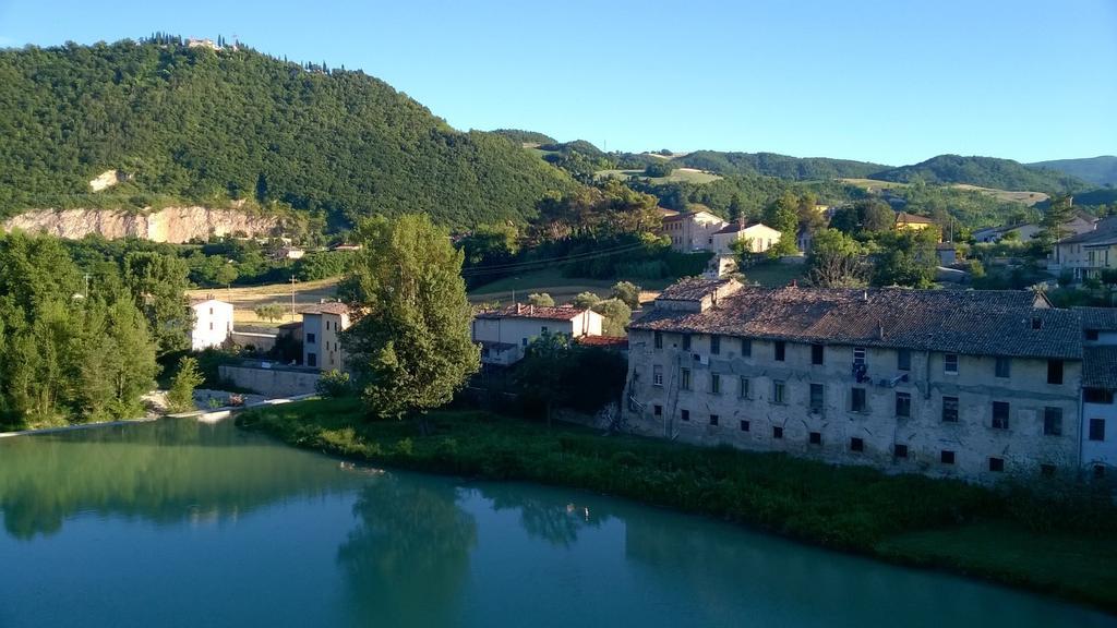 La Finestra Sul Fiume Bed & Breakfast ฟอสซอมโบรเน ภายนอก รูปภาพ