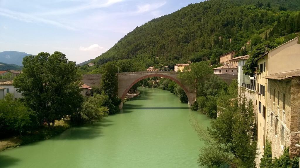 La Finestra Sul Fiume Bed & Breakfast ฟอสซอมโบรเน ภายนอก รูปภาพ