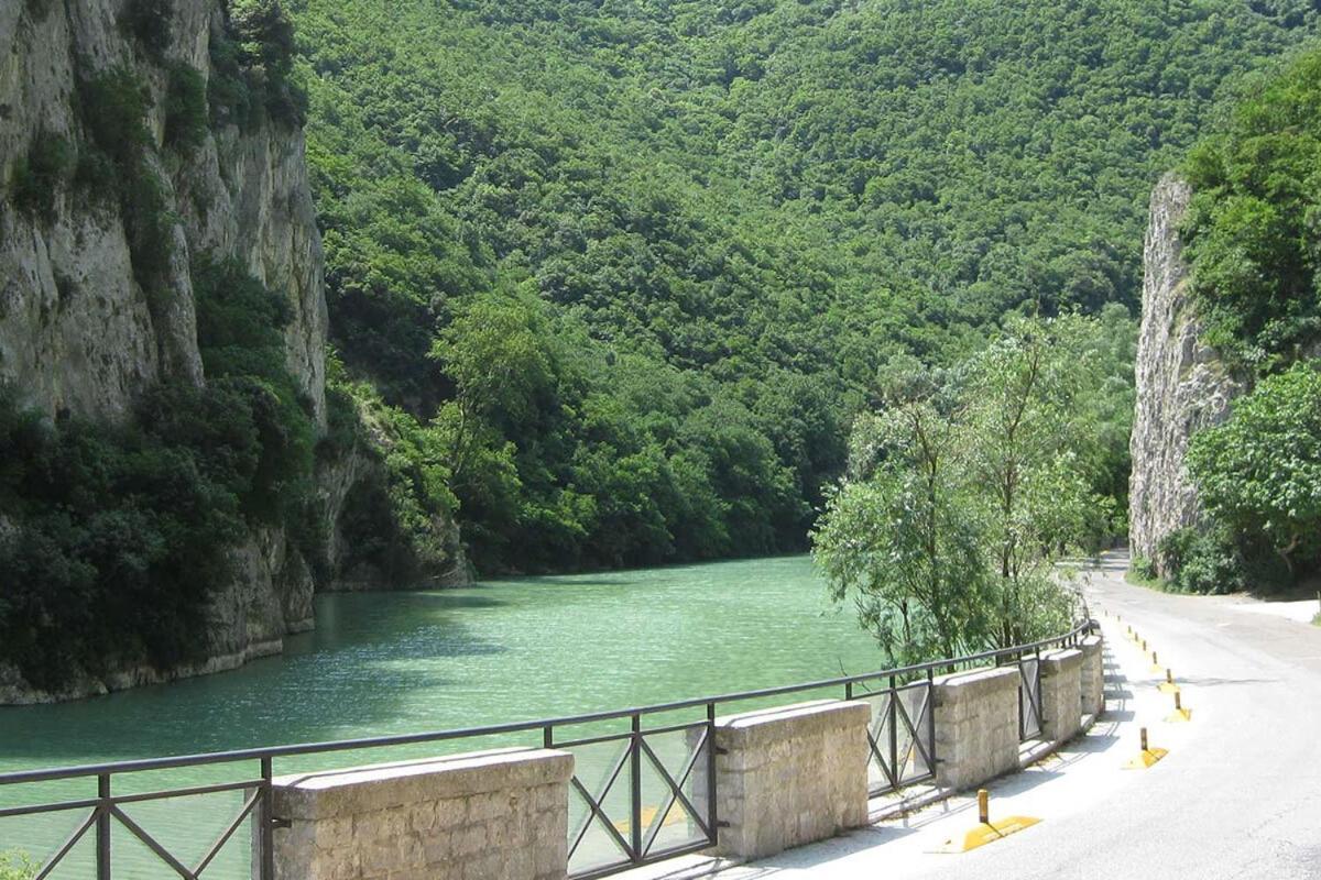 La Finestra Sul Fiume Bed & Breakfast ฟอสซอมโบรเน ภายนอก รูปภาพ
